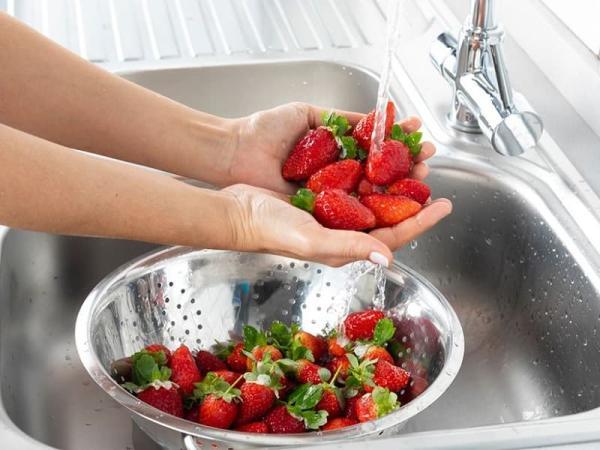 4 روش شستن و تمیز کردن توت فرنگی ???? به نحو صحیح و اصولی