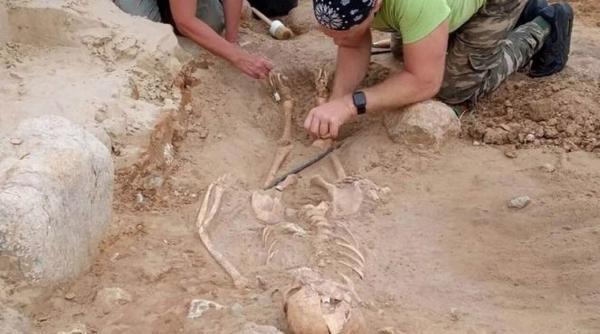 پیدا شدن اسکلت کودک خون آشام 400 ساله با پاهای بسته، عکس